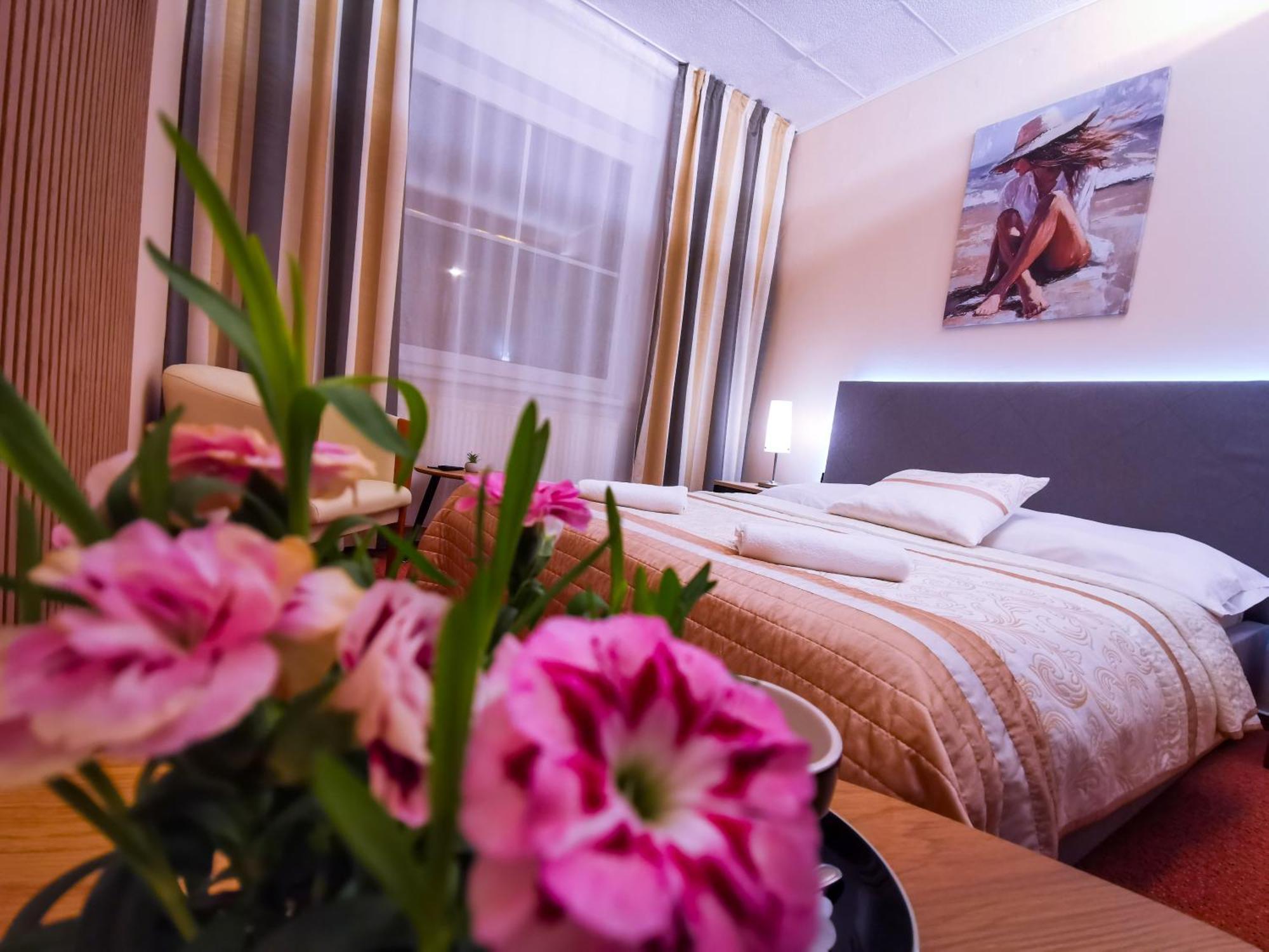 Wellness Hotel Stare Mesto อูแฮร์สแก ฮราดิชเก ภายนอก รูปภาพ